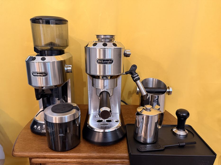 Zestaw baristy  ekspres ciśnieniowy do kawy i młynek DeLonghi Dedica Style tamper odbijak dzbanek gumowa mata tampingowa