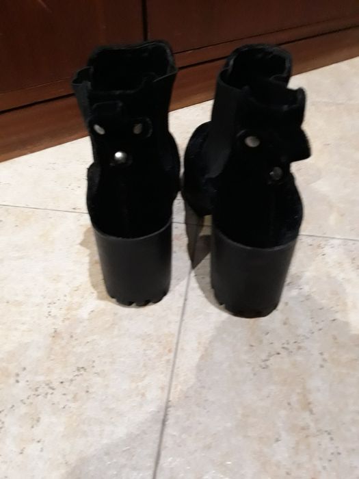 Botas pretas de veludo