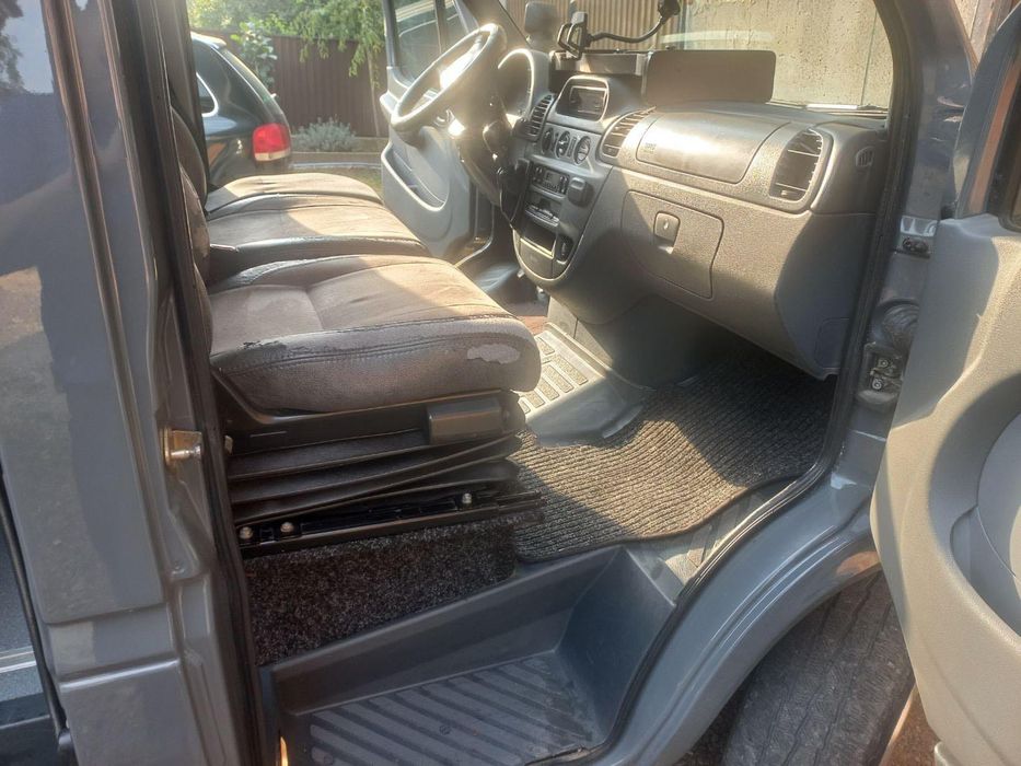 Мерседес Спрінтер середня база 2,7 рік 2004