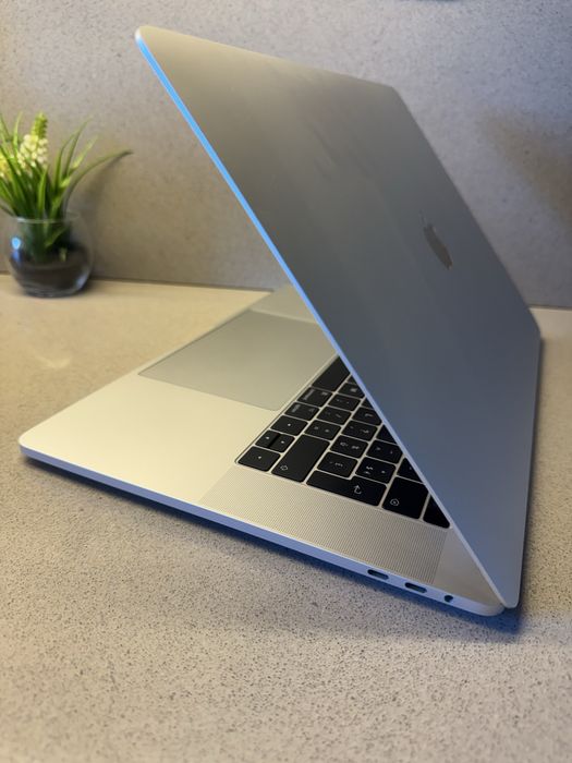 MacBook Pro 15" Touchbar - i7 | 16GB SSD | 250GB SSD
