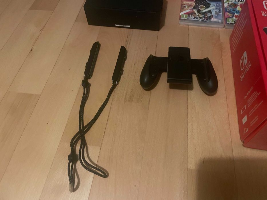 Nintendo Switch OLED + 2 gry + etui