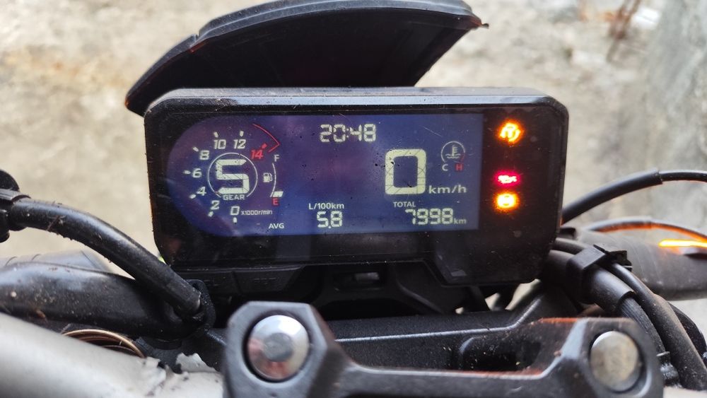 Honda CB650R 2023 | 7.999 km | Acidentada | Para peças/reparação