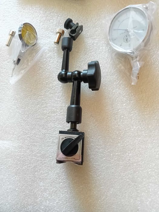 Base magnética articulada com relógio comparador