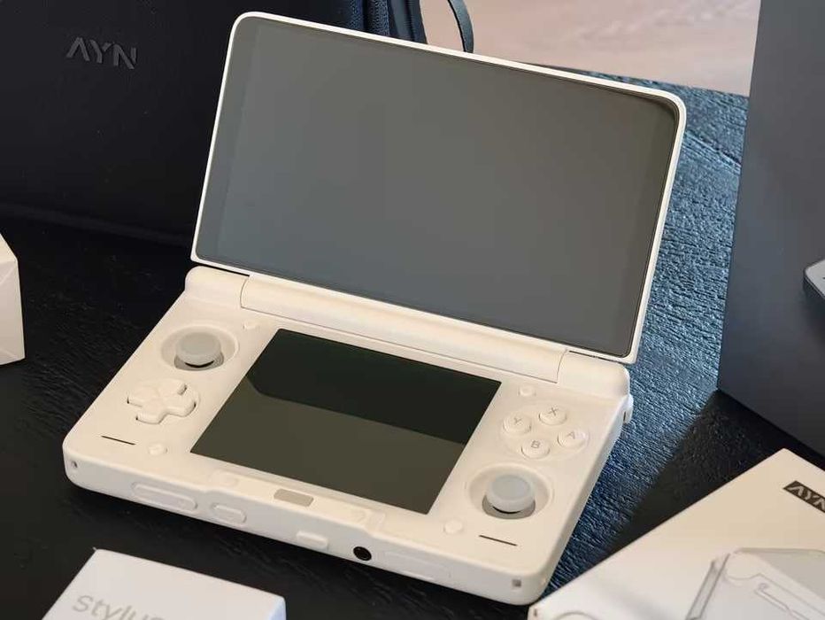AYN Thor Max White Batch 7 handheld gaming console 16GB RAM 1TB
