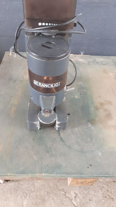 moinho de café industrial a trabalhar em pleno