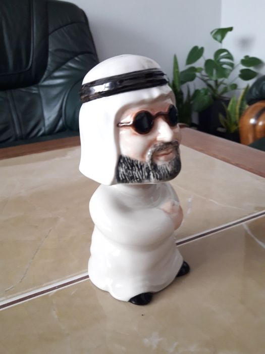 Porcelanowy arab z kiwającą główką na deskę samochodu