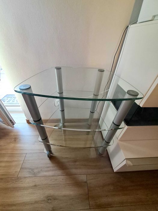 Szklana szafka z regałami pod TV