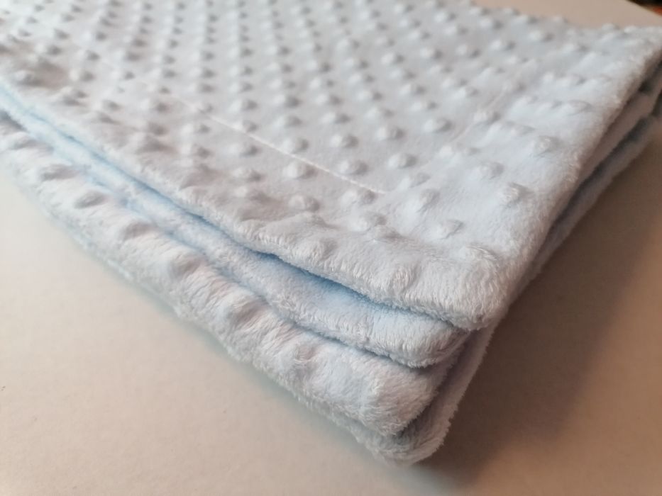 Manta azul bebé com pequenas bolinhas em relevo