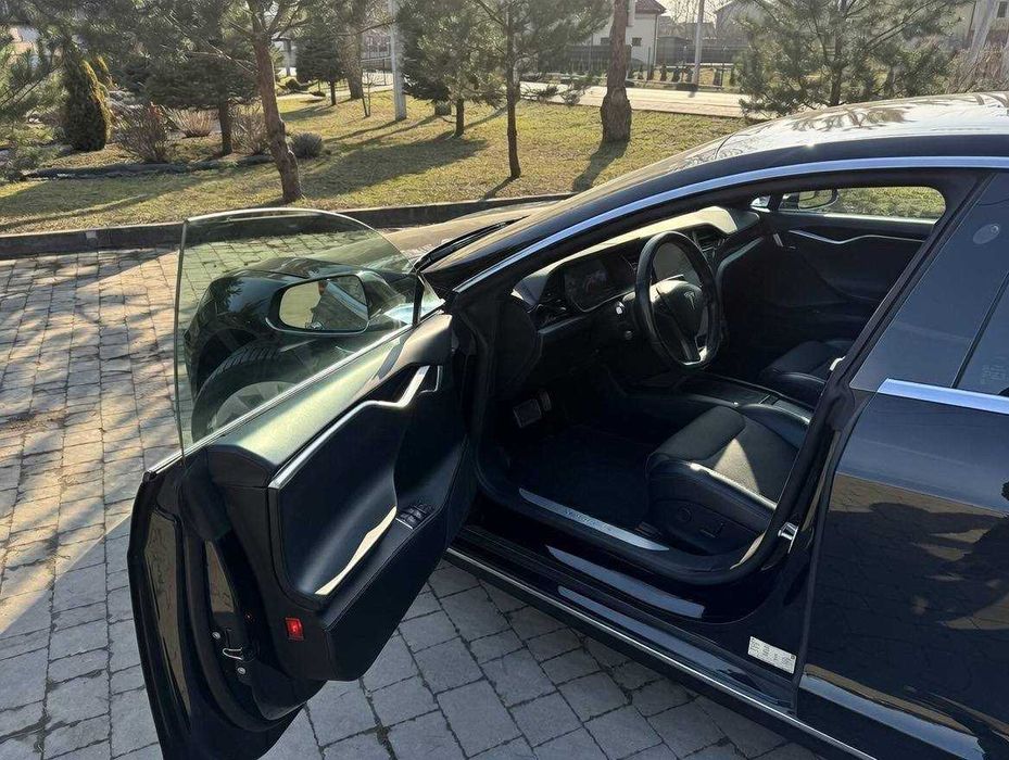 Тесла модель С 2018р повнопривідна.
