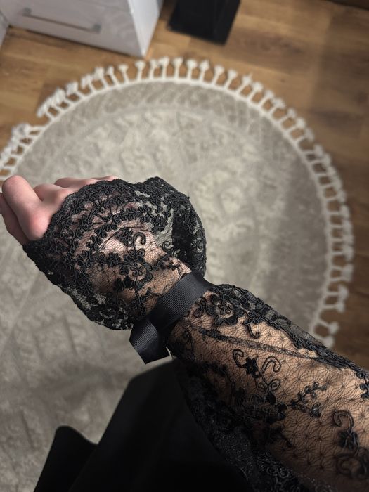 чорне коротке плаття з мереживом