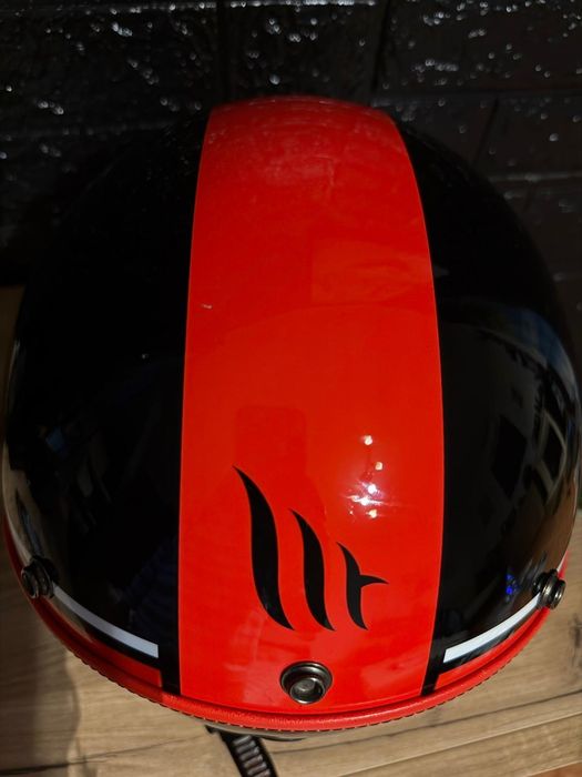 Capacete, com óculos sol