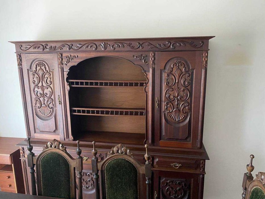 Mesa com cadeiras de sala e móvel de madeira
