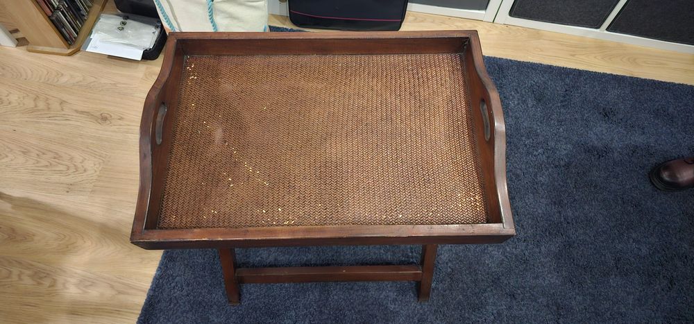 Mesa de apoio café com tabuleiro e pés dobráveis em madeira maciça