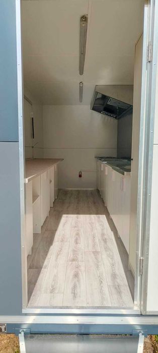 nowa przyczepa handlowa gastronomiczna wyposażona 5m x 2,2m
