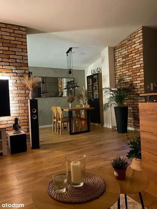 Przestronne mieszkanie w stylu soft loft w Markach