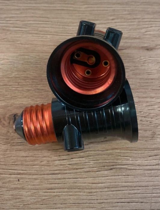 Adapter przejściówka elektryczna prądu

złodziejka żarówka piwnica I