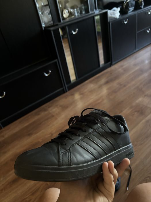 Продам кросівки adidas