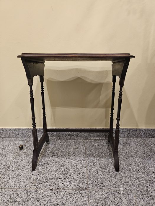 Conjunto de mesas de apoio de madeira