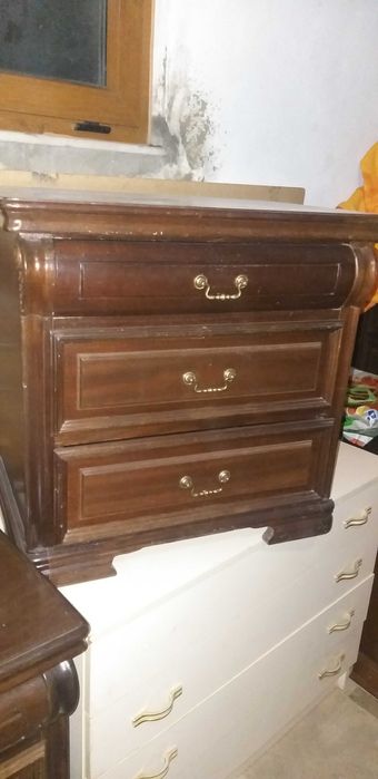 Vários móveis em bom estado