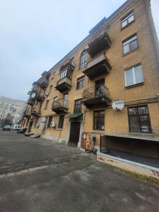 Продам 2к Подільський р-н вул Межигірська буд 37