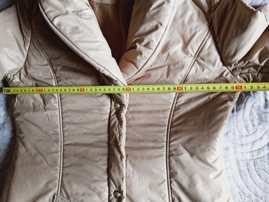 38 Caterina Leman długa kurtka płaszcz beżowy kaszmirowy z kołnierzem.