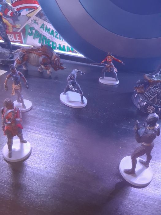 Vendo conjunto de 6 figuras do black panther