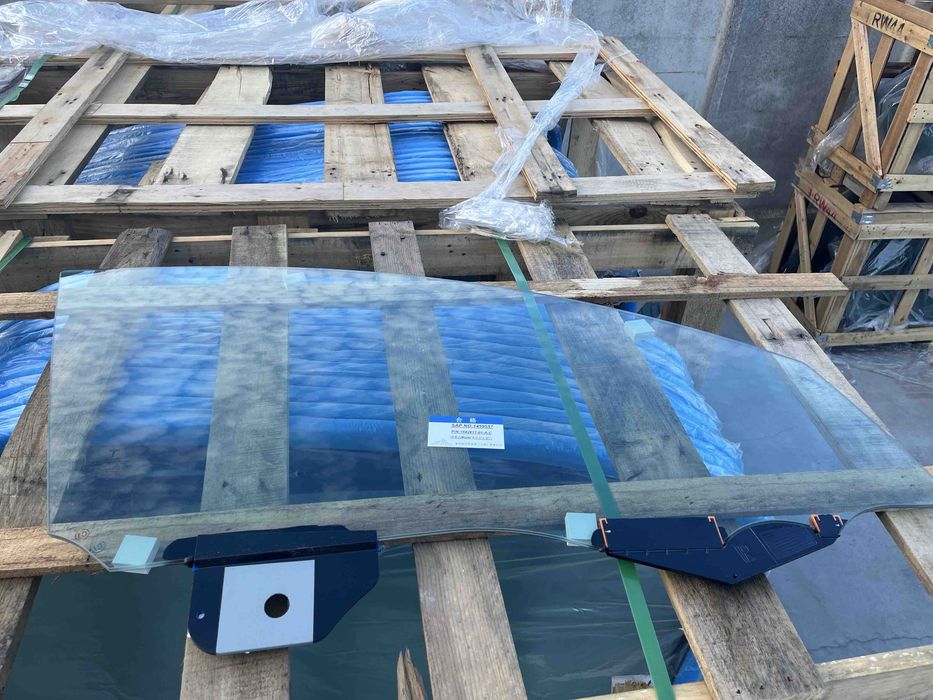 Скло переднє праве акустичне Tesla Model Y 1582617 Teslix