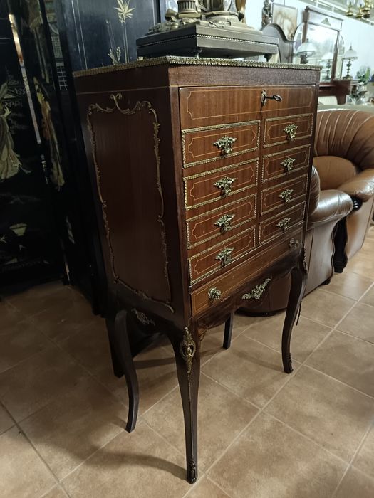 Móvel de estilo com ferragens