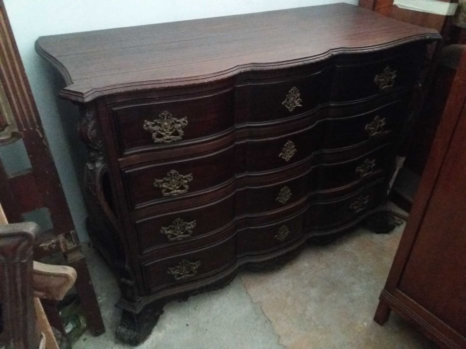 Cómoda Antiga com chaves Dão José