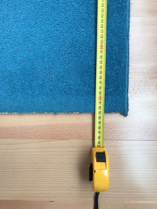 Tapete azul com padrão de flores