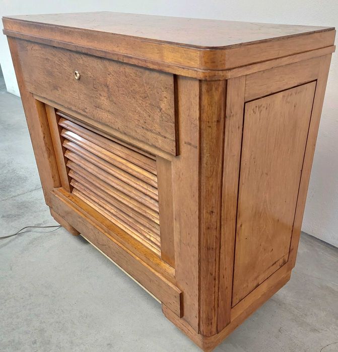 Móvel com rádio e gira discos EIA