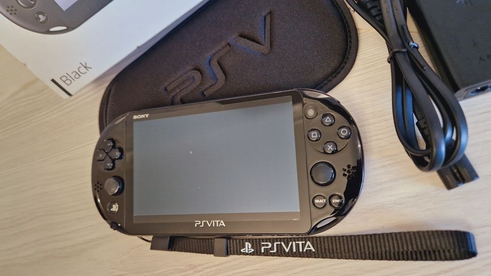 Отличная!Sony Ps Vita Slim 64гиг 68игр +чехол!!