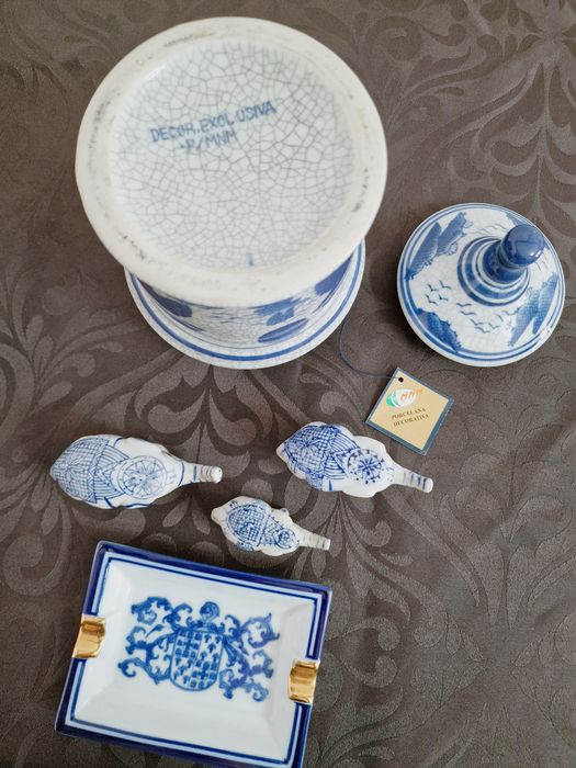 Conjunto em porcelana Pote Cinzeiro e  3 Estatuetas