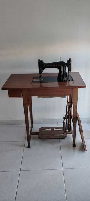 Máquina de costura SIGMA antiga com móvel e pedal
