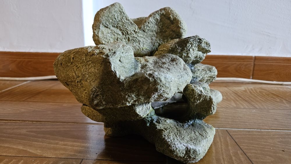 Rocha Grande de Plástico com Toca para Aquário