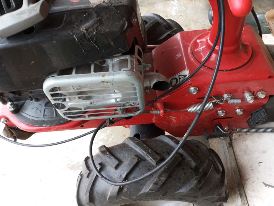 Motocultivador com capinadeira/ pente