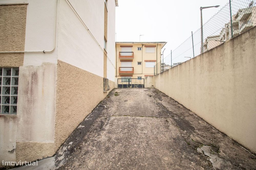 Garagem com 98,5 m² em Buarcos – Espaço Independente e Privativo