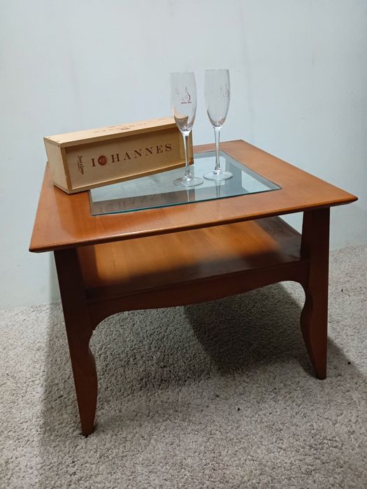 Mesa de centro em madeira de cerejeira com tampo em vidro.
Medidas:60/