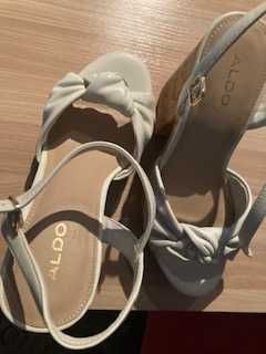 Sandálias Aldo. Bejes e dourado