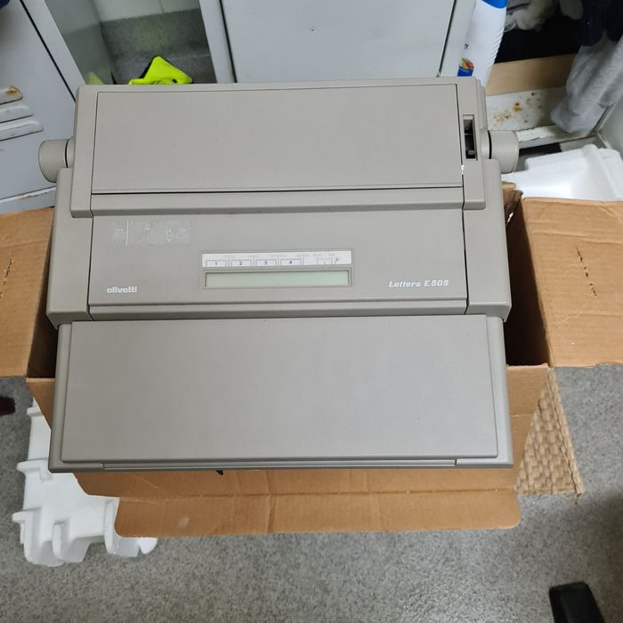 Maquina   de escrever electrónica marca  olivette