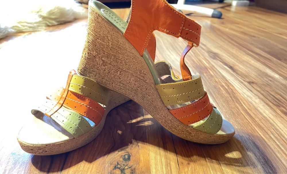 Kolorowe sandałki,skòra naturalna,koturny