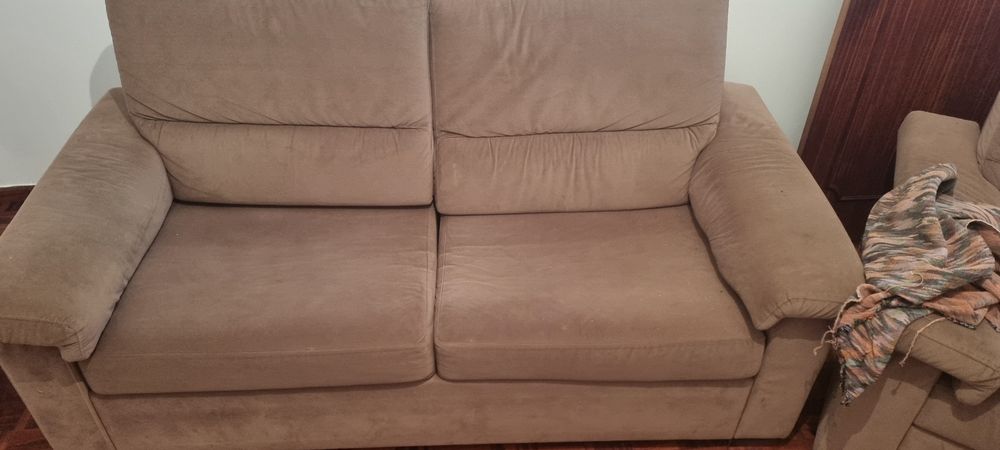 Sofas um de dois lugares e outro individual