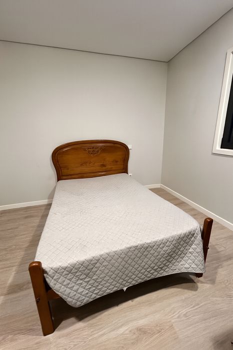 Cama de casal em madeira - como nova