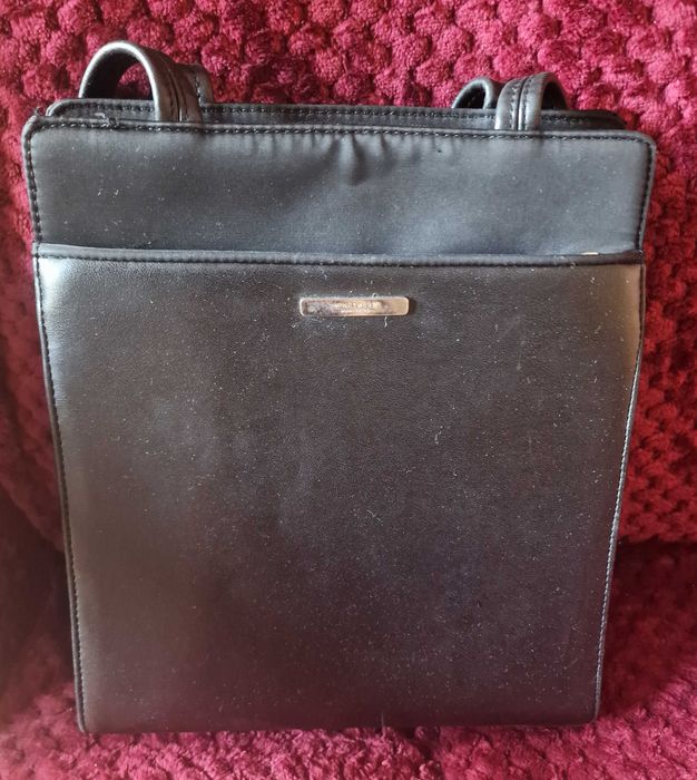 Czarna skórzana torebka vertical tote Nine West Accessories skóra