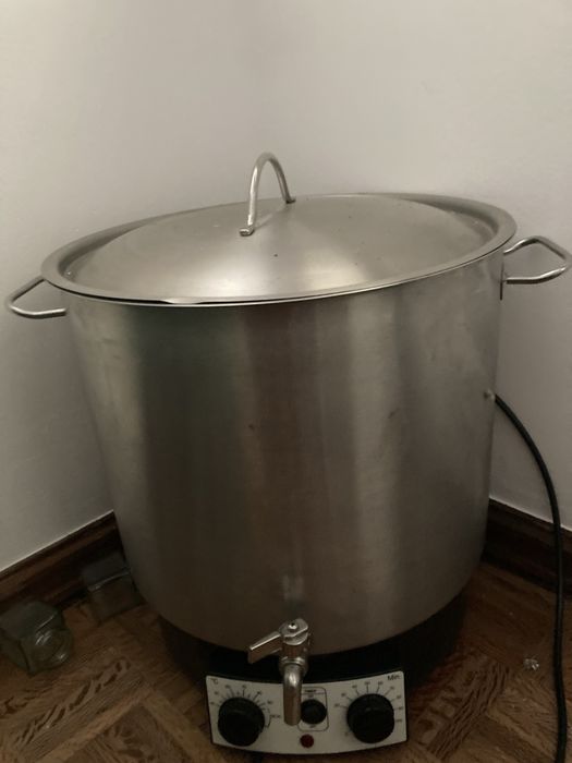 Panela elétrica para esterilizar frascos .