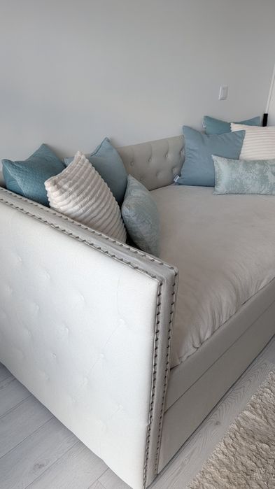 Cama e colchão  em muito bom estado, colchão confortável,gaveta com estrado para  outro colchão,,pouco uso  estimado e  limpo sem qualquer dano