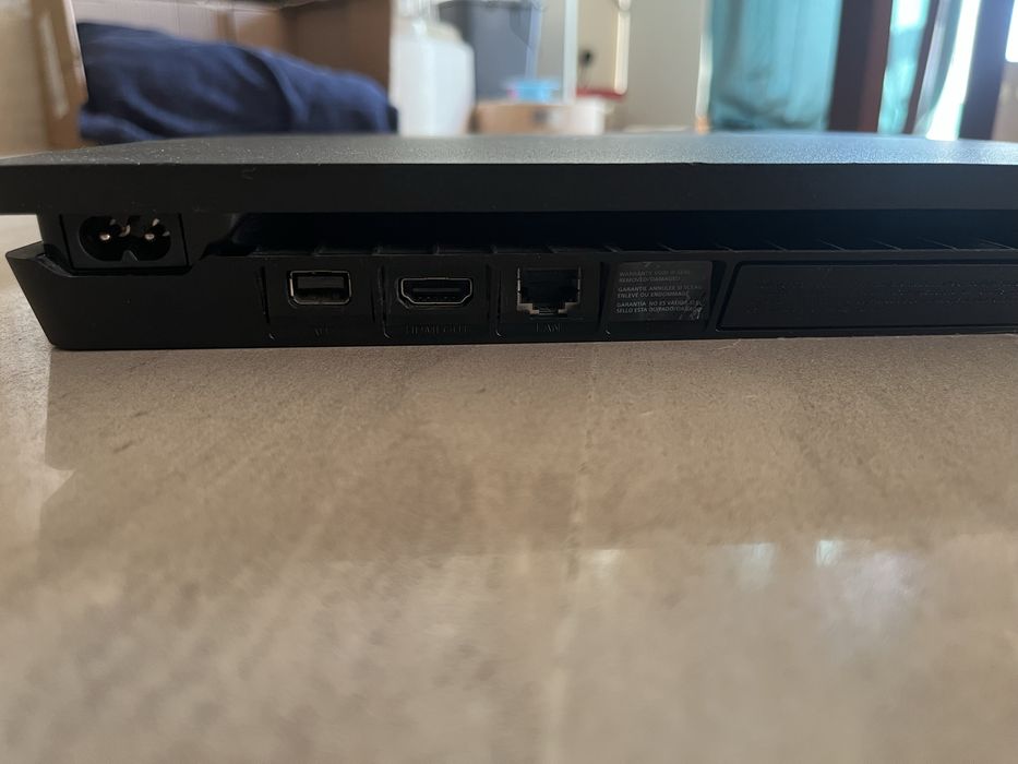PS4 com jogos sem comandos