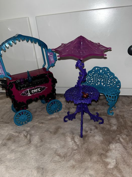 ZESTAW mebelków do kawiarnii Monster High