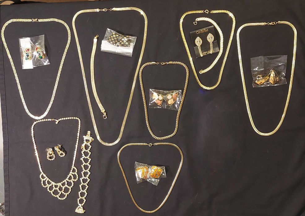 bijuteria de cristal, perolas e aço dourado.