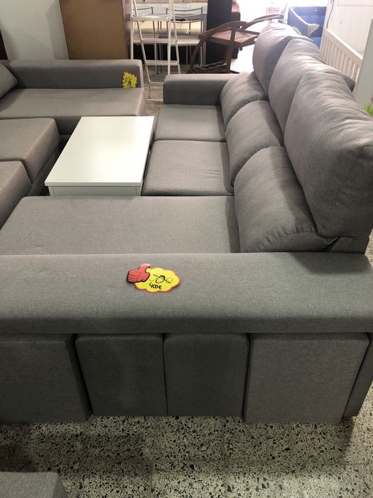 Sofa 3 luhares com bau de arrumação e 4 puffs